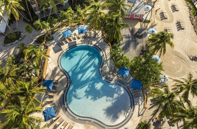 Spacious 1BR Suite w/Kitchenette, Outdoor Pool, Free Parking & Pet Friendly