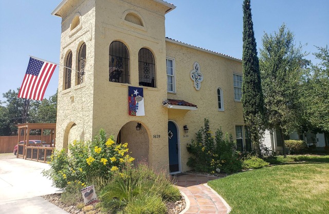 Spacious (2/1, 1100 sqf) - 5 -15 minutes to Airport, Downtown, SeaWorld, etc.