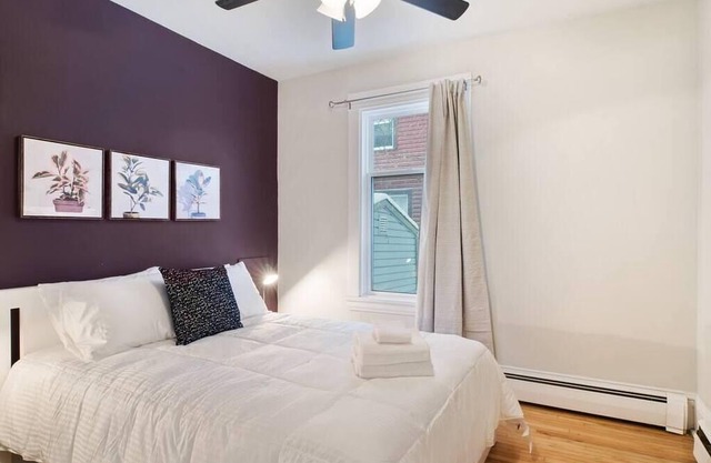 Spacious 2 BDRM Downtown - Full kitchen & Parking