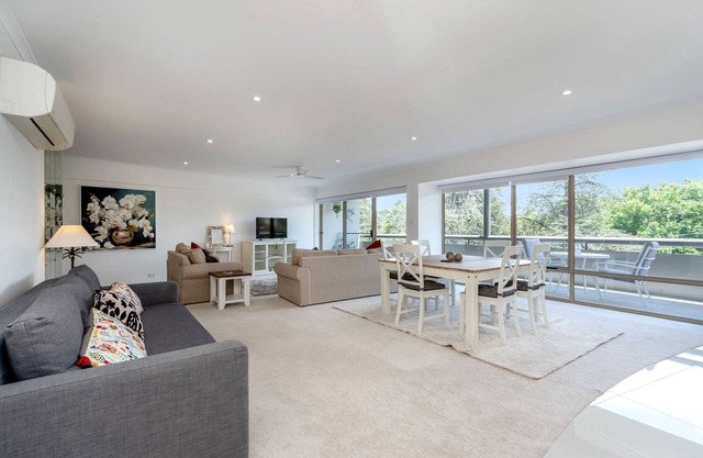 Spacious 2-Bed Apartment Near Dining & Attractions