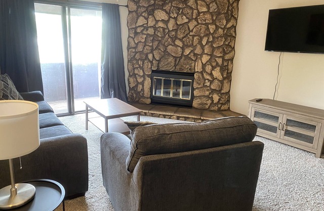 Spacious 2 Bed Condo, Pet Friendly
