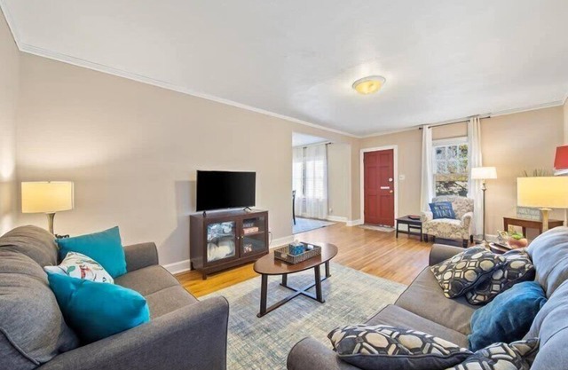 Spacious 2 bedroom, 1 bathroom house in Tulsa!