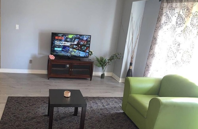 Spacious 2 beds Apartment in Downtown Whitby