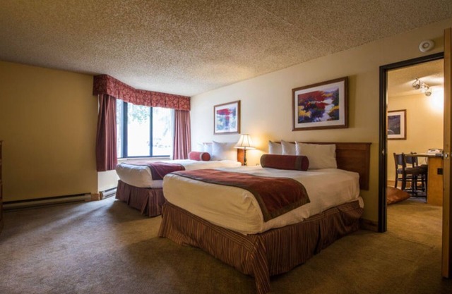 Spacious 2 Queen Condo, Pet-Friendly + Kitchenette