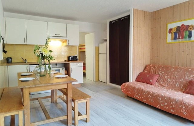 Spacious 2-Room Cabin, 8 Pax - Ski-In/Ski-Out, Near Sports Center, North-West Facing
