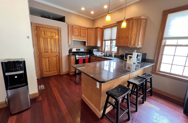 Spacious 2BR 2BA Condo & 2x Parking, Minutes from Central Sq, MIT, Harvard.