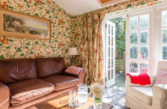 Spacious 2BR Garden Flat in Parsons Green