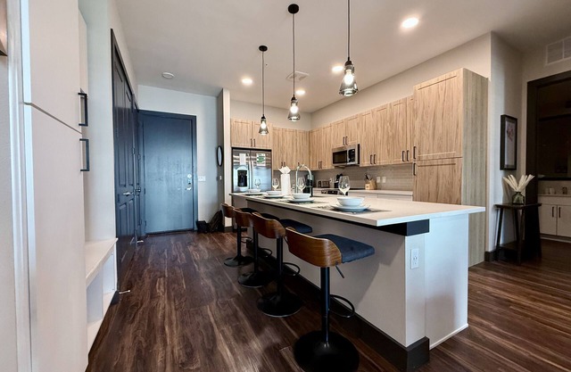 Spacious 2BR -Prime Location -Washer/Dryer -Secure Entry -Free Garage