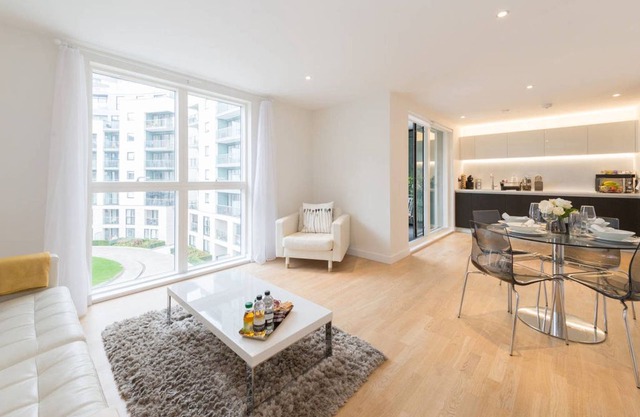 ★ Spacious 2BR ★ w\car parking walk to Kew Gardens