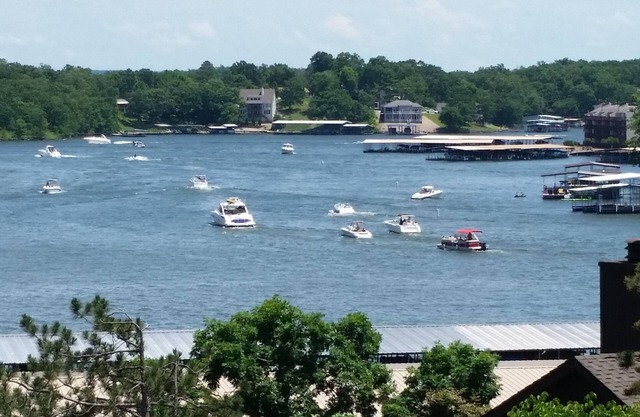 Spacious 3-bed, 3-bath Condo, Breathtaking Lake Views, sleeps 8