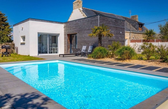 Spacious 3-Bed House with Pool, Garden, WiFi, Near Beaches & Shops in Erdeven