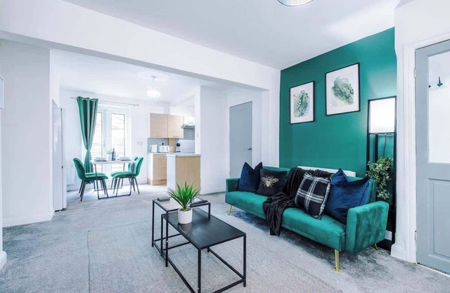 Spacious 3-Bed, Ideal for Long-Term, FREE Parking!