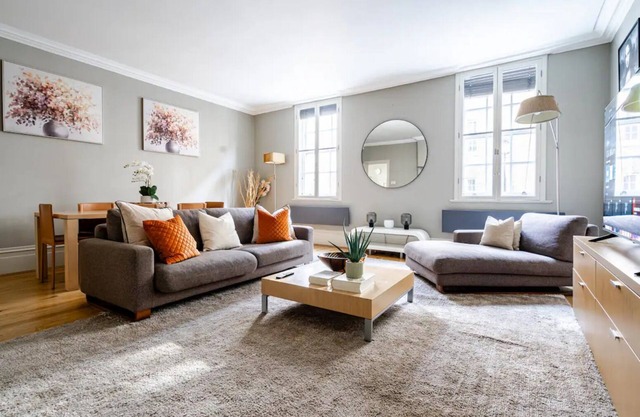 Spacious 3 Bed Lateral Covent Garden Apartment