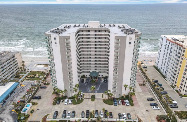 Spacious 3-bedroom oceanfront condo in charming Daytona Beach Shores.