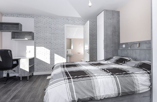Spacious 3 bedroom 3 bathroom apartment close to Heathrow