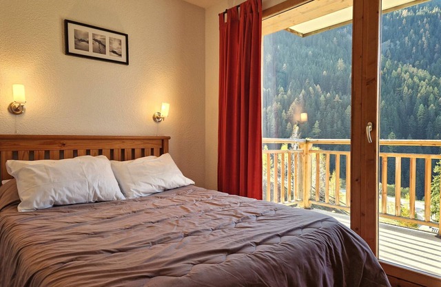 Spacious 3-Bedroom Apartment for 6-8 People, Near Ski Lift & Shops