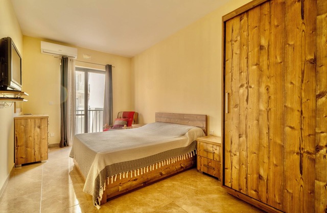 Spacious 3-bedroom apartment near sea Marsalforn with AC, WiFi