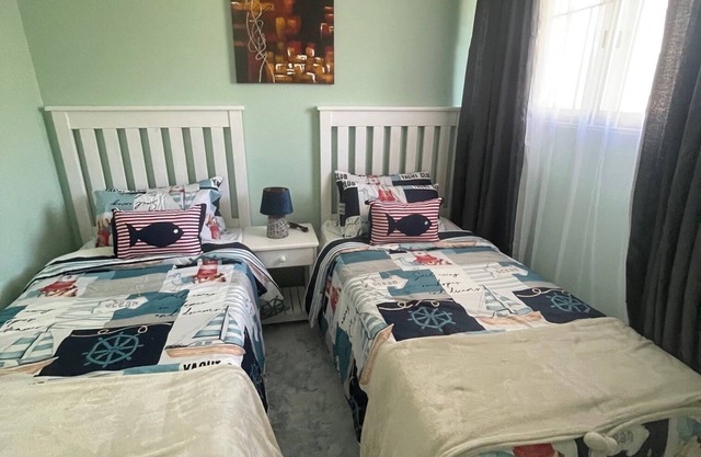 Spacious 3-bedroom apartment right on the beach in beautiful Margate with WiFi