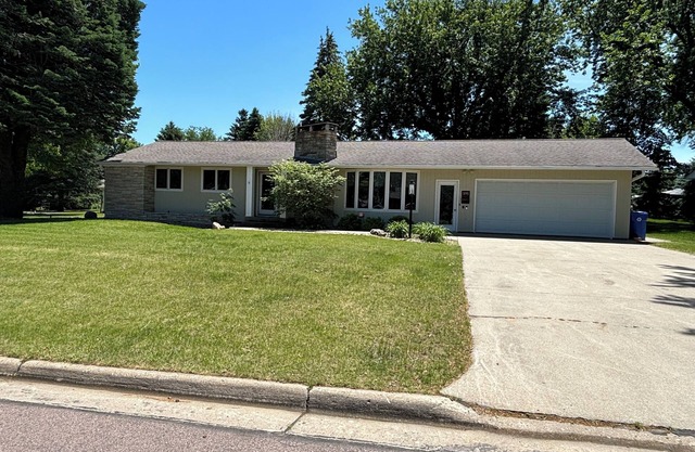 Spacious 3 Bedroom Home in a Quiet Neighborhood Near the University