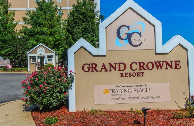Spacious 3 BR Penthouse adjacent Thousand Hills Golf near Theater Strip (center)