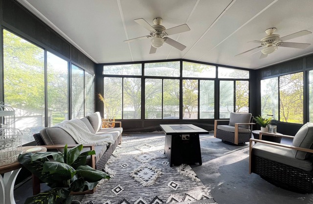 Spacious 3 full baths 10 beds 3-story house with private backyard in Del Valle