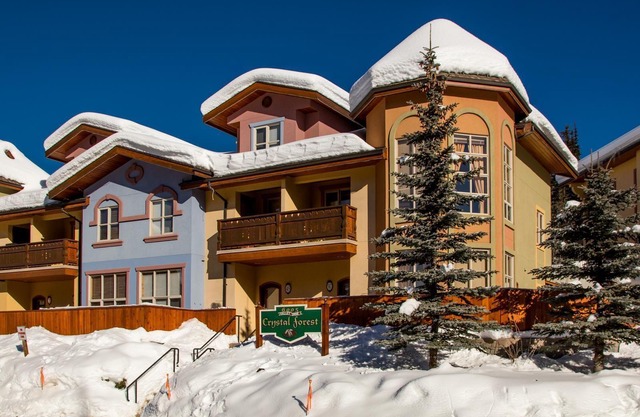 Spacious 3 Level Condo Close to Village | Access to Ski-Out Trail | Private Hot Tub | Fireplace