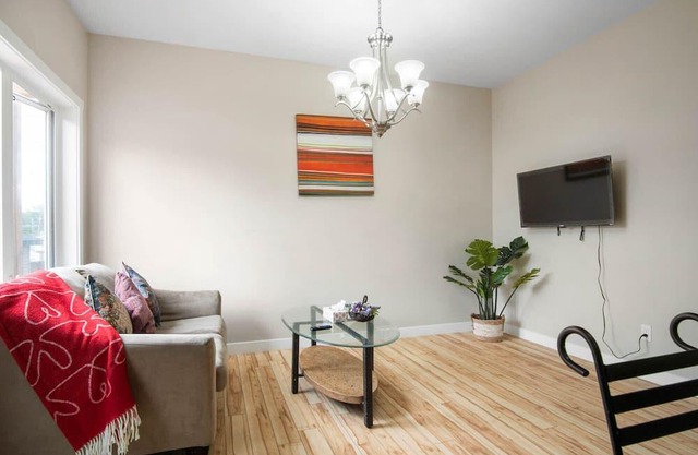 SPACIOUS 3BR 2STOREY SUITE CNTRLY LCTD IN THE CITY