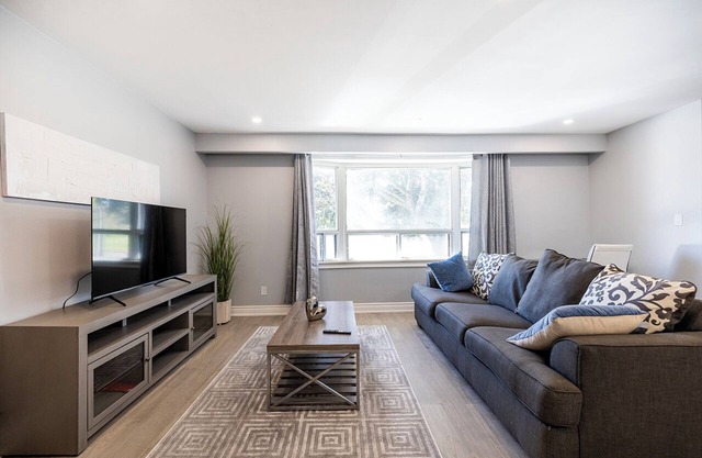 Spacious 3BR Family Stay Hwy 401