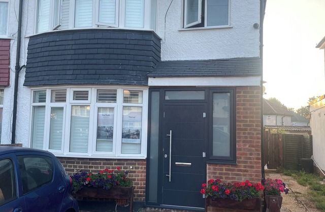Spacious 4-bed House nr Twickers and 20 mins to London and LHR