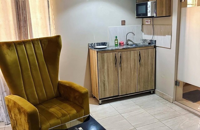 Spacious 4-bedroom apartment in Ikoyi Lagos with AC, WiFi and 24hrs electricity.
