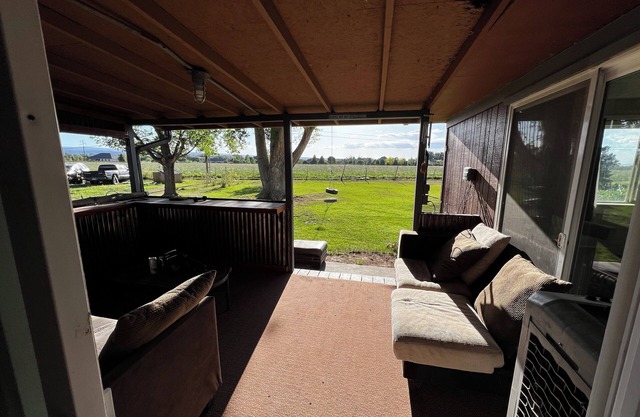 Spacious 4-bedroom Country Home in charming Montrose with WiFi