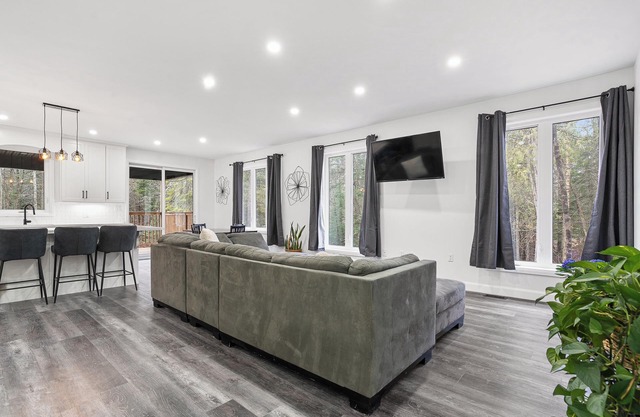 Spacious 4-bedroom house in peaceful Tory Hill with WiFi, fitness room