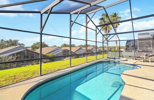 Spacious 4-bedroom house in terrific Davenport with WiFi, AC.