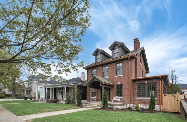 Spacious 4-bedroom house w/backyard in the center of Bourbon country