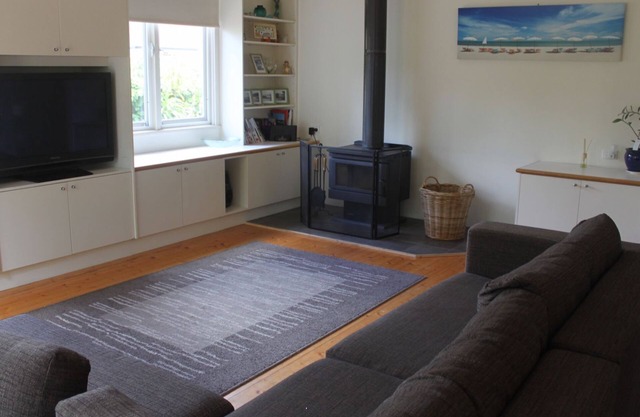 Spacious 4 bedroom house - Walk to beach, river, golf course and shops