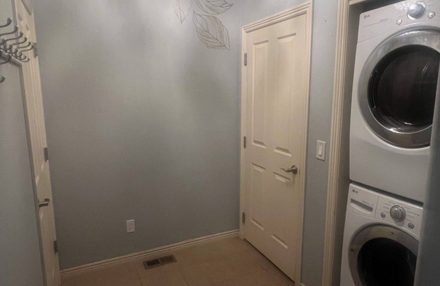 Spacious 4-bedroom townhome in delightful Eagle close to it all! Dog Friendly!