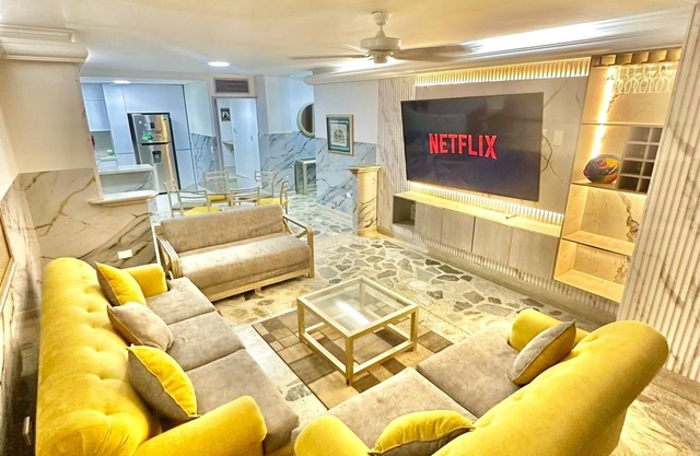 Spacious 4-bedroom apartment in gorgeous Cartagena de Indias with AC, WiFi