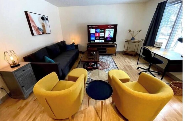 Spacious 4BR/2.5BA+Loft w Cable By Lux Life