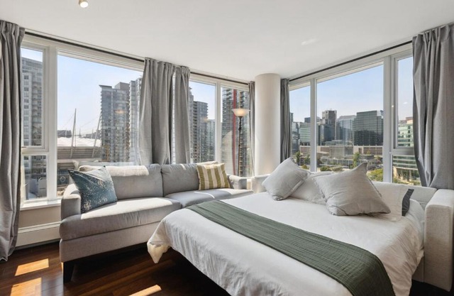 Spacious 4BR Waterview Condo with Pool near Rogers Arena for 9