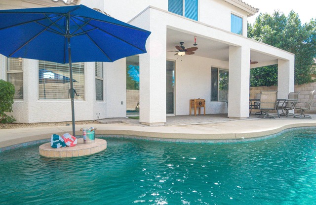 Spacious 5 Bdr home,private pool, located in Val-Vista Lakes Gilbert, AZ