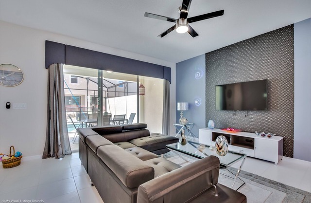 Spacious 5 Bed Splash Pool Townhome in Solara