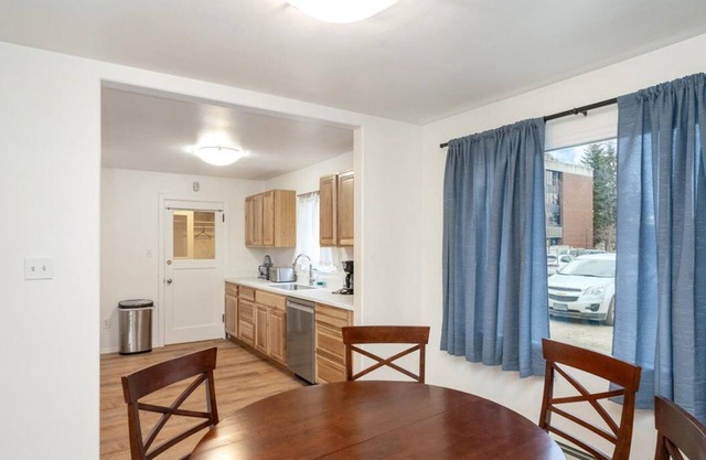 Spacious 5-bedroom, 2 Level House in Downtown Anchorage