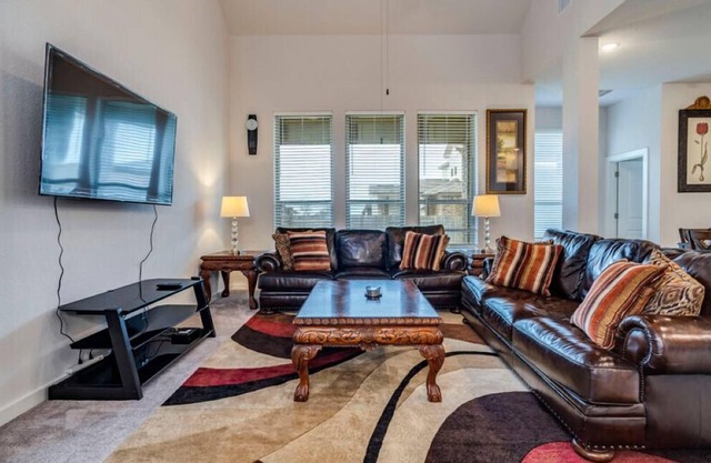Spacious 5-bedroom house in delightful Round Rock with high speed WiFi,