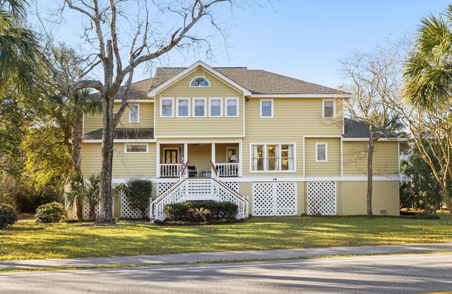 Spacious 5+ Bedroom House Near Beach! On beach access path! SUMMERTIME FUN!