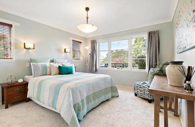 Spacious 5 Bedrooms House in Epsom