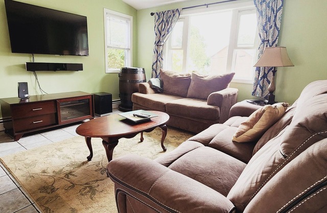Spacious 5 Br Beach Getaway In Beautiful Bonnet Shores