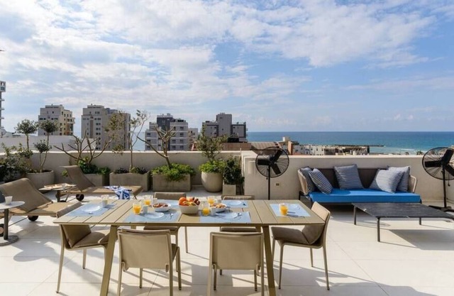 Spacious 5BR Penthouse Sea views by Holyguest