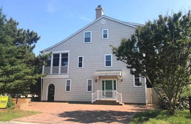 Spacious 6-Bed Beach Home, 10 Steps to Sand, Elevator & Family Fun!