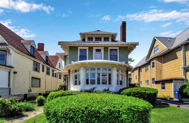 Spacious 6-bedroom house in Buffalo with Parking