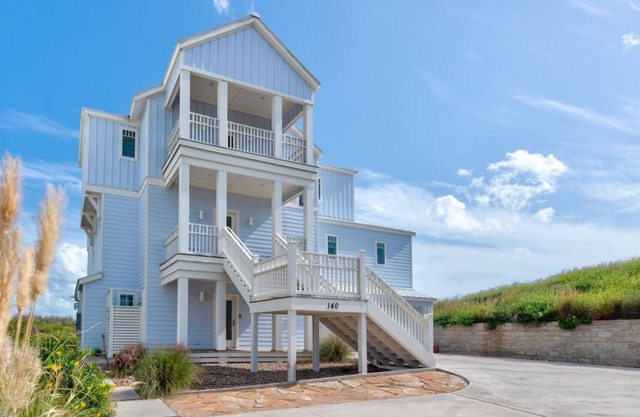 Spacious 6-bedroom house in charming Port Aransas, with ocean views and a pool